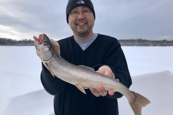 Aventura de Pesca en Hielo Calentada en Fairbanks con Parrillada de Pescado Fresco