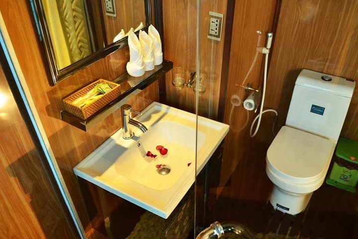 Bai Tu Long Bay Boutique Cruise: Visit Bai Tu Long bay & Overnight boat in 2 day 2