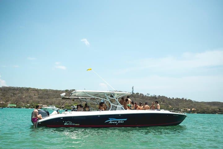Private boat rental 20 people all day in Cartagena 2