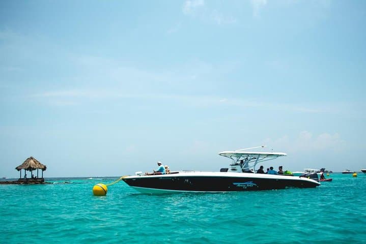 Private boat rental 20 people all day in Cartagena 4