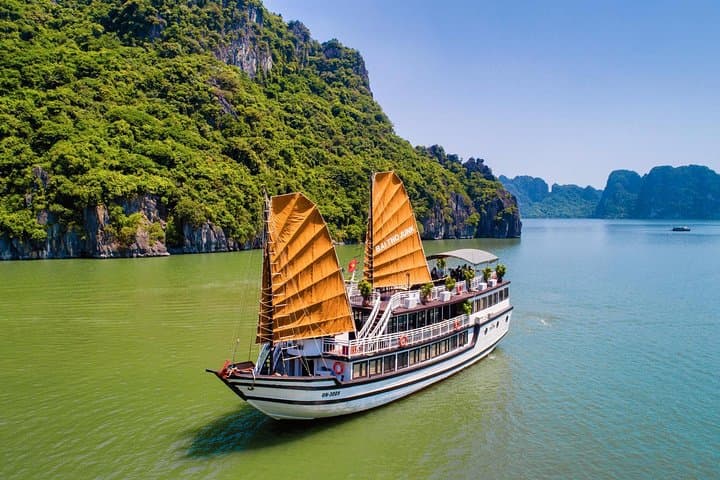 Bai Tu Long bay Boutique Cruise 2D/1N: Kayaking & swimming at pristine places