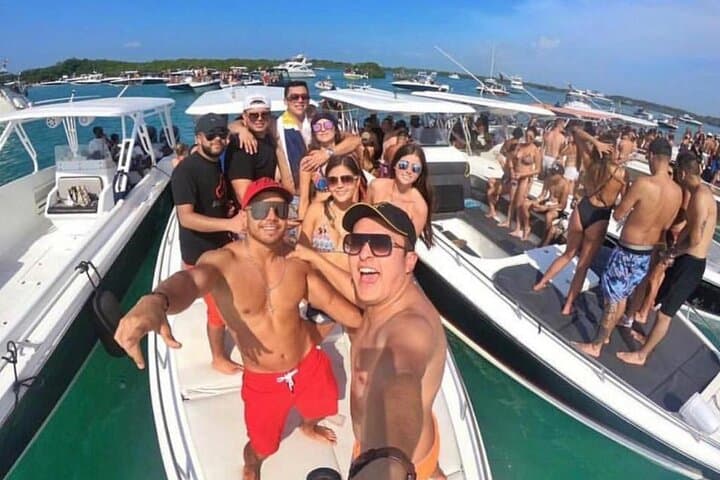 Private boat rental 20 people all day in Cartagena