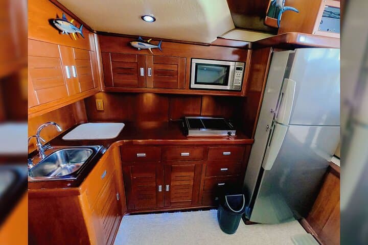 Private Luxury Fishing for 8 Hours in Cancun 4