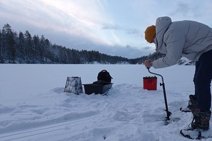 Ice fishing experience with Backpacker Helsinki Tour 3