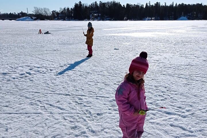 Ice fishing experience with Backpacker Helsinki Tour 4