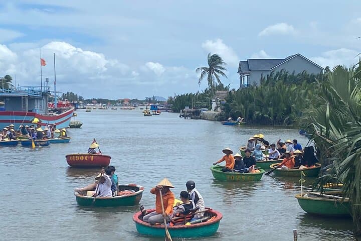Exploring Basket Boat Ride with local people  3