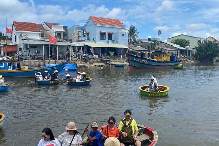 Exploring Basket Boat Ride with local people  4