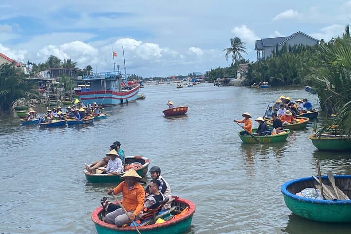 Exploring Basket Boat Ride with local people  5