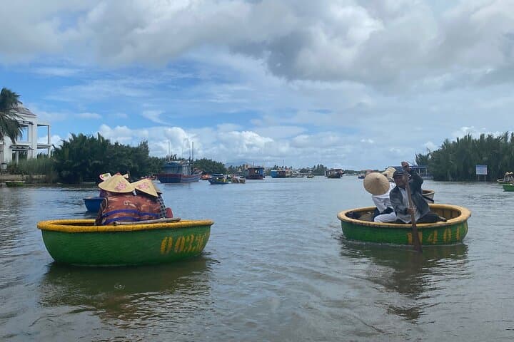 Basket Boat Ride with Local People in Hoi An 5