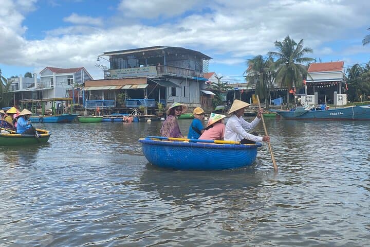 Basket Boat Ride with Local People in Hoi An 3