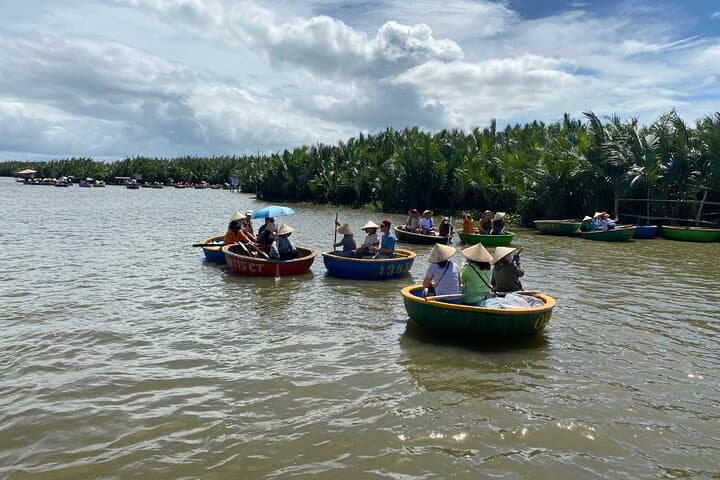 Basket Boat Ride with Local People in Hoi An 4