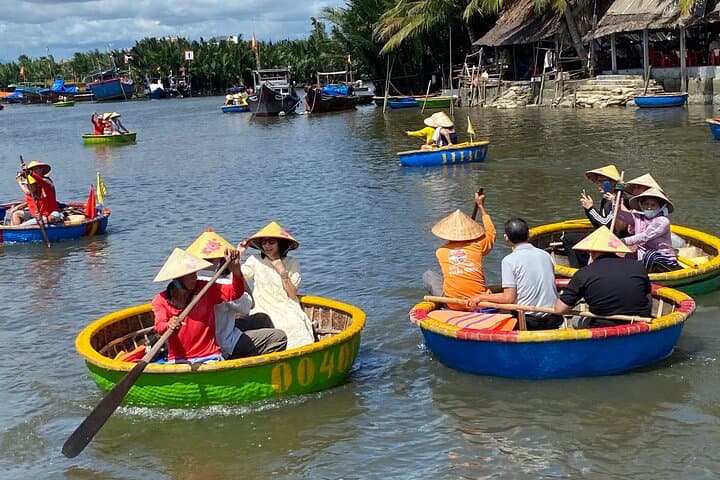 Basket Boat Ride with Local People in Hoi An 2