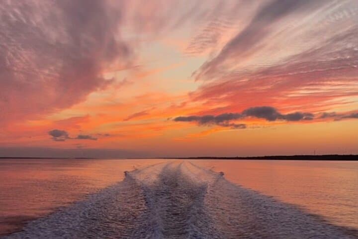Pesca Costera y Cruceros al Atardecer en la Costa Cristalina