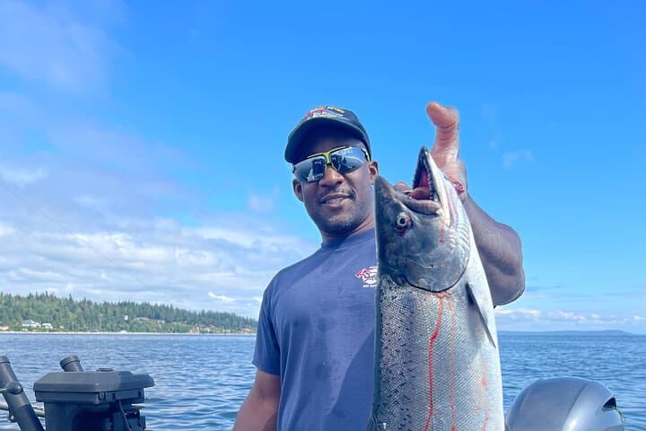 Experimenta la emoción de los charters de pesca en Puget Sound