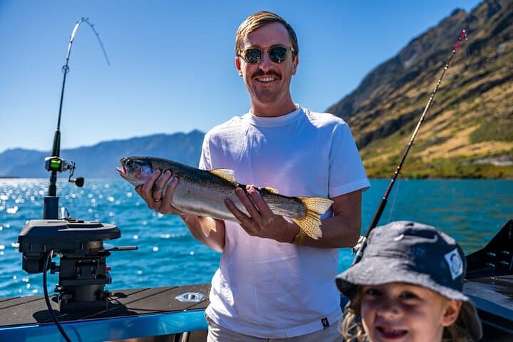 Lake Hāwea: 3 hour Fishing Adventure by Boat