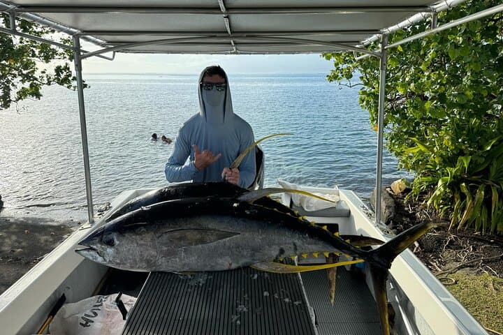Wholesale Fishing in Poti Marara at Tahiti Teahupoo Peninsula