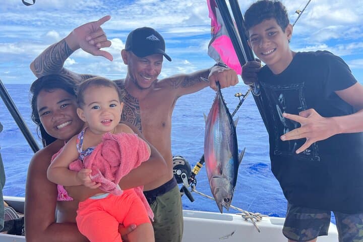 Day DE Fishing VIP in Moorea – Private Boat & Lunch 4