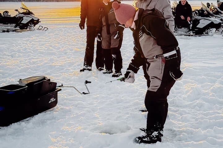 Ice Fishing With Reindeers 4