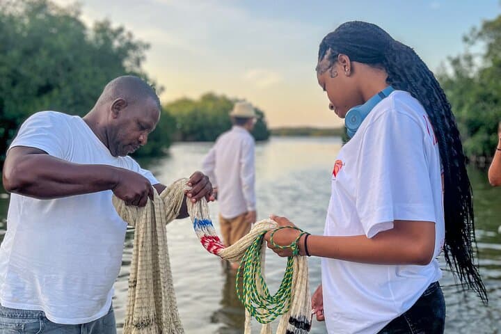 Artisanal Fishing of Crabs and Fish in Mangroves with Natives 4