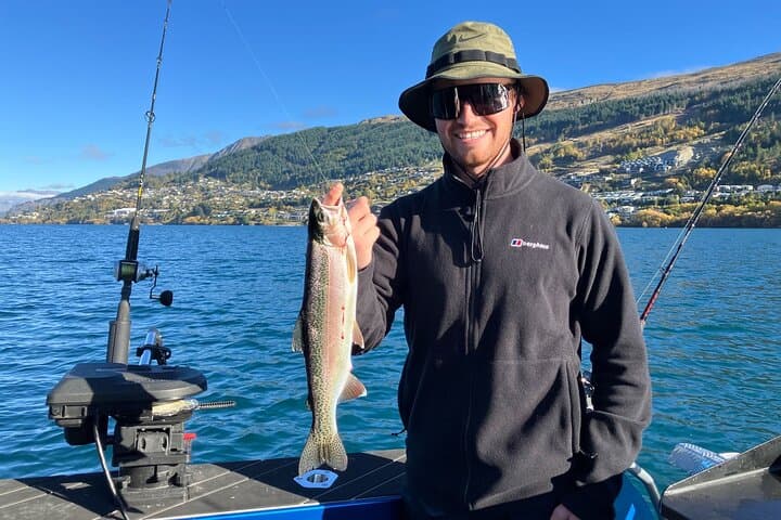 Lake Hāwea: 6 hour Fishing Adventure by Boat
