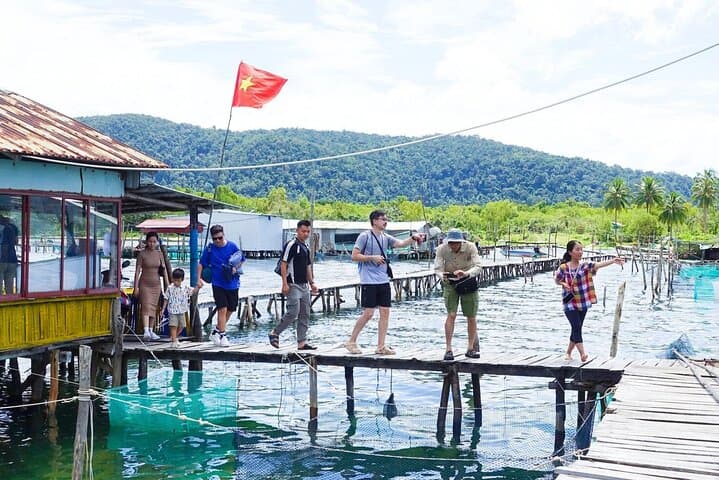 Starfish Beach and Floating Village Combo Boat Trip Seafood Lunch